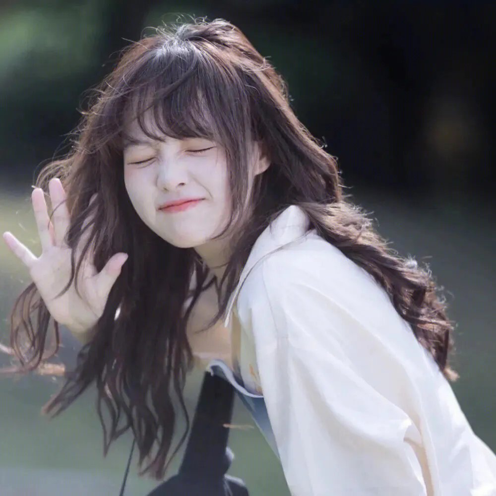 单车上的少女海报